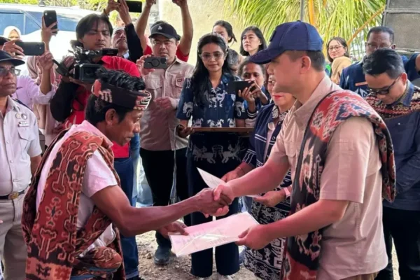 Transmigran Sumba Timur Akhirnya Dapat Sertifikat SHM Setelah 10 Tahun