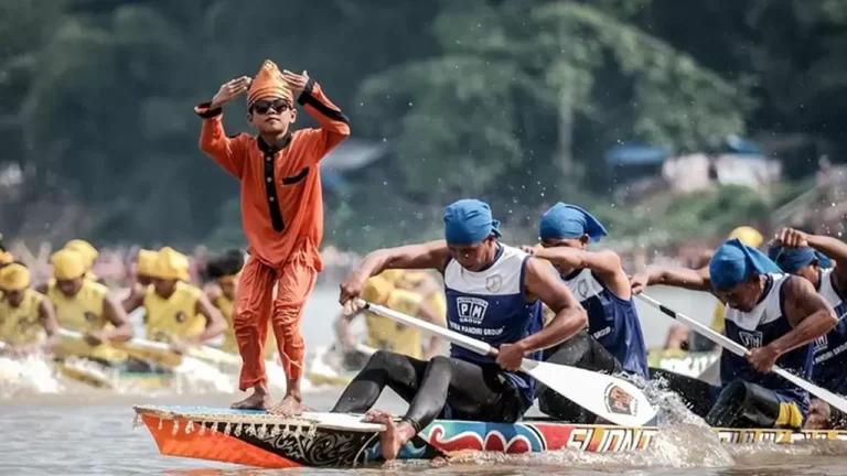 Festival Pacu Jalur Diprediksi Ramai Akhir Pekan Warga dan Wisatawan | Ekonomi