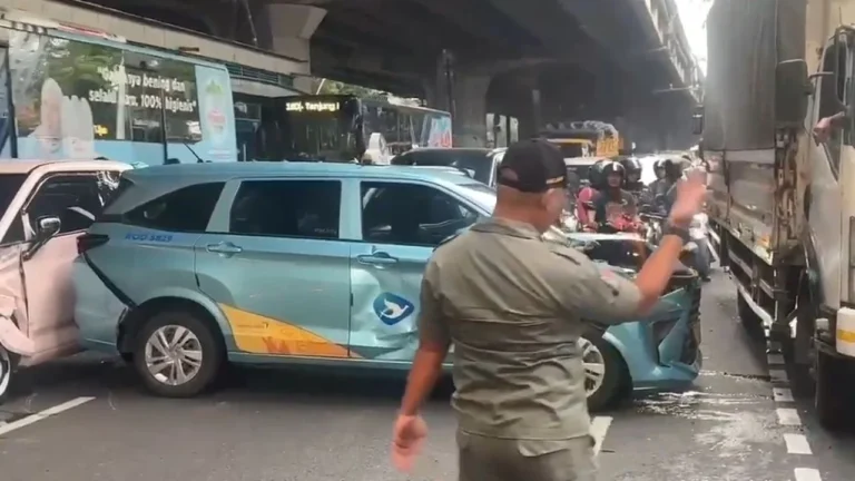 Fortuner Tabrak Empat Kendaraan di Utan Kayu Usai Terobos Lampu Merah | Olahraga