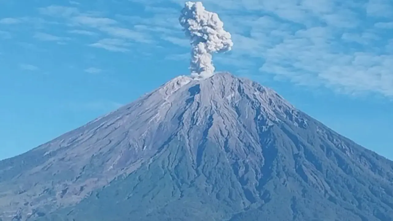 Gunung Semeru Erupsi, Abu Mencapai Ketinggian 1,2 Km | syracusebroadband.org gunung semeru