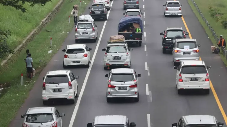 Kemacetan Pagi di Tol Dalam Kota, Truk Rusak Picu Contraflow | Internasional