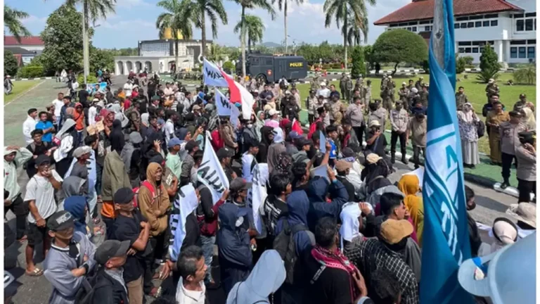 Ratusan Nelayan Tuntut Gubernur Babel Hentikan Tambang Timah Laut | Nasional