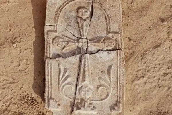 Artefak Salib 1.400 Tahun Ditemukan di Uni Emirat Arab | Nasional