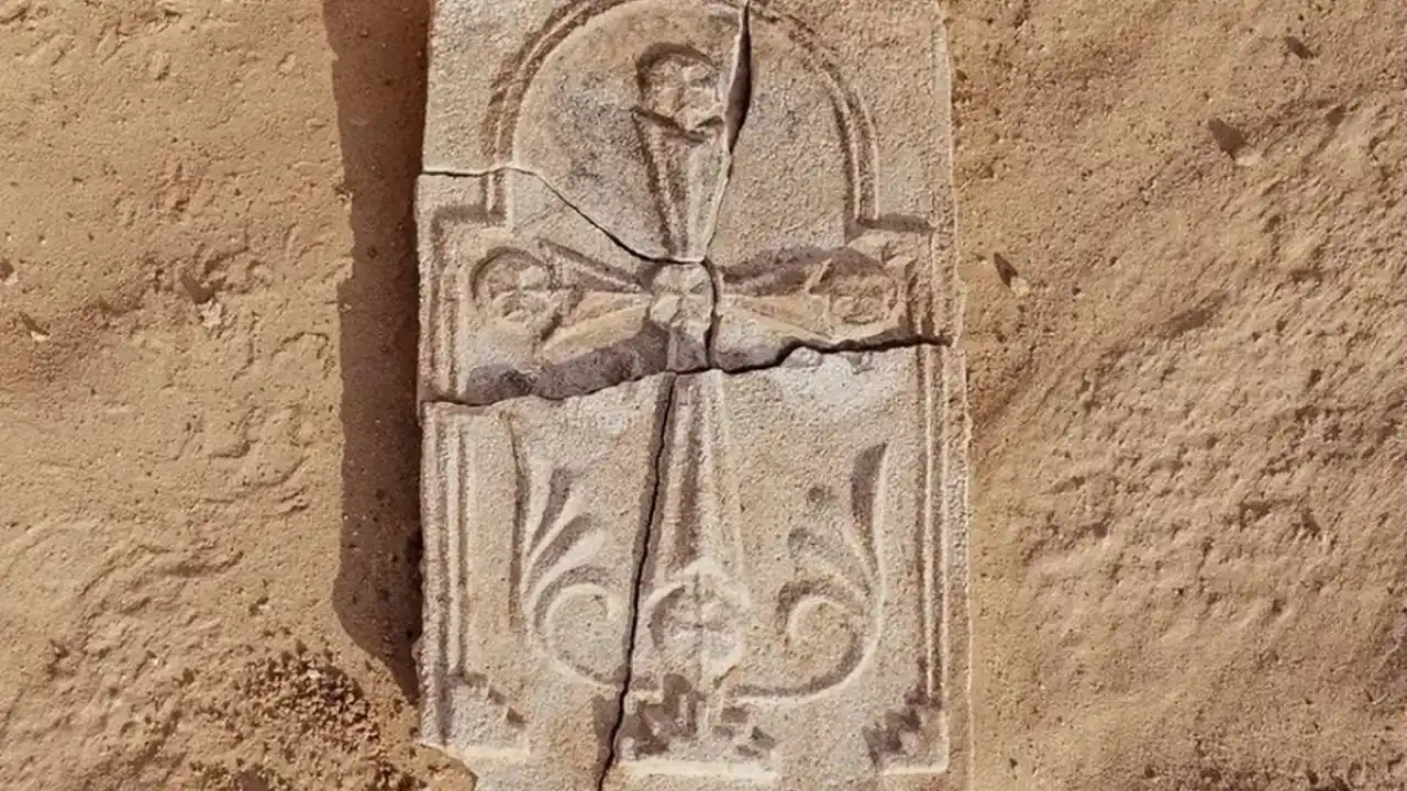 Artefak Salib 1.400 Tahun Ditemukan di Uni Emirat Arab | Nasional