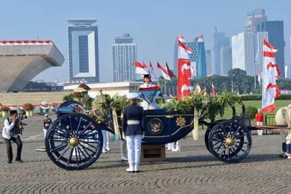 Bendera Merah Putih Dihormati dalam Kirab Kereta Kencana di Monas | Nasional