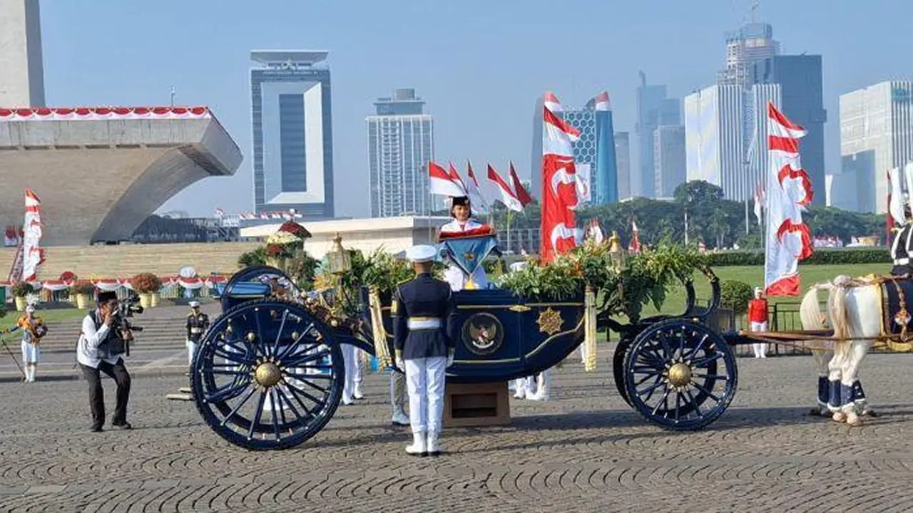 Bendera Merah Putih Dihormati dalam Kirab Kereta Kencana di Monas | Nasional