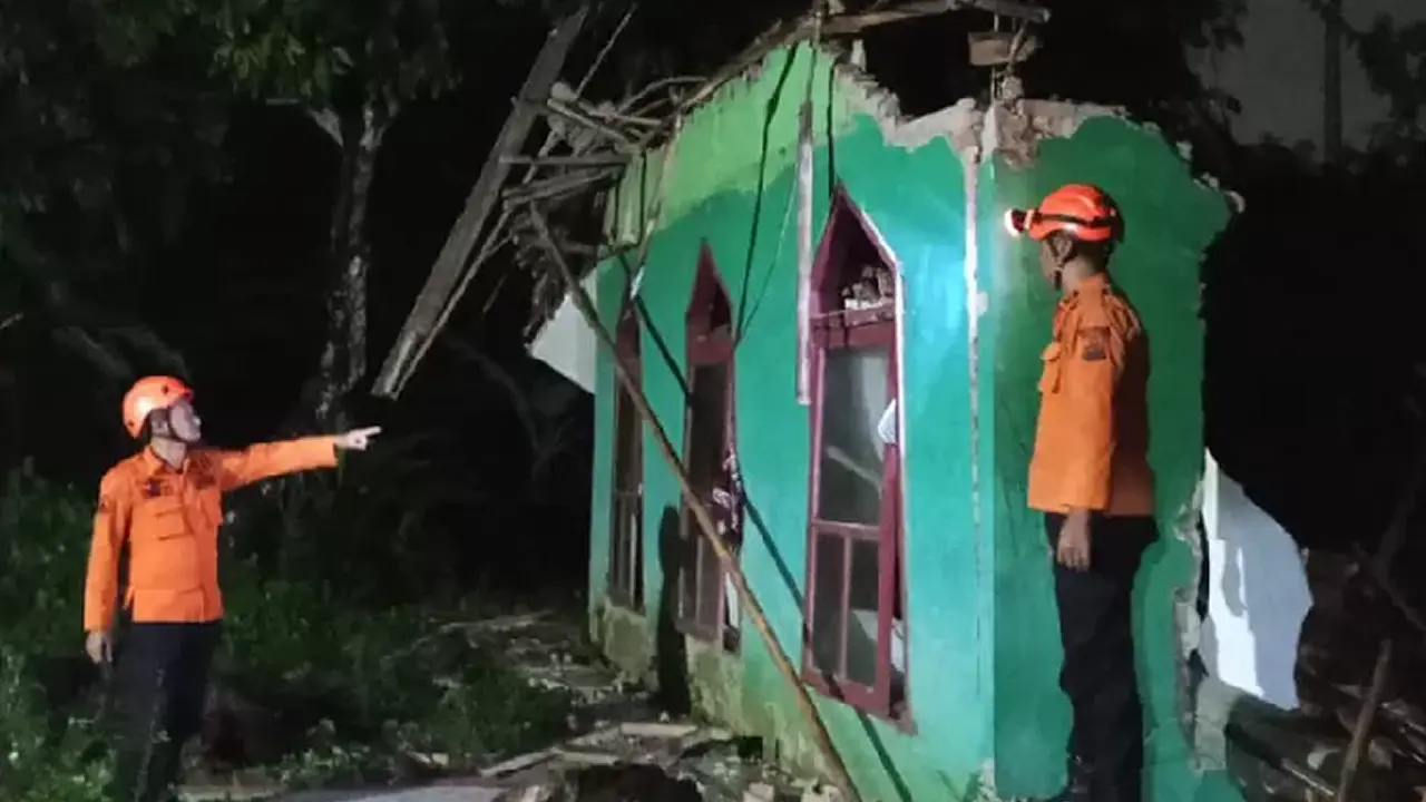 Pasca Gempa Bekasi: 41 Rumah Rusak di Karawang, 111 Jiwa Terpengaruh | Nasional