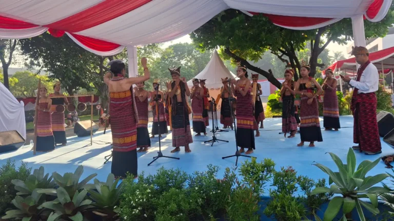 Musik Tradisional Belu Sapa Pejabat di Istana dengan Hangat | Internasional