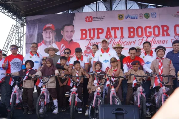 Bupati Bogor Berikan 442 Sepeda untuk Anak-Anak Desa Malasari | Nasional
