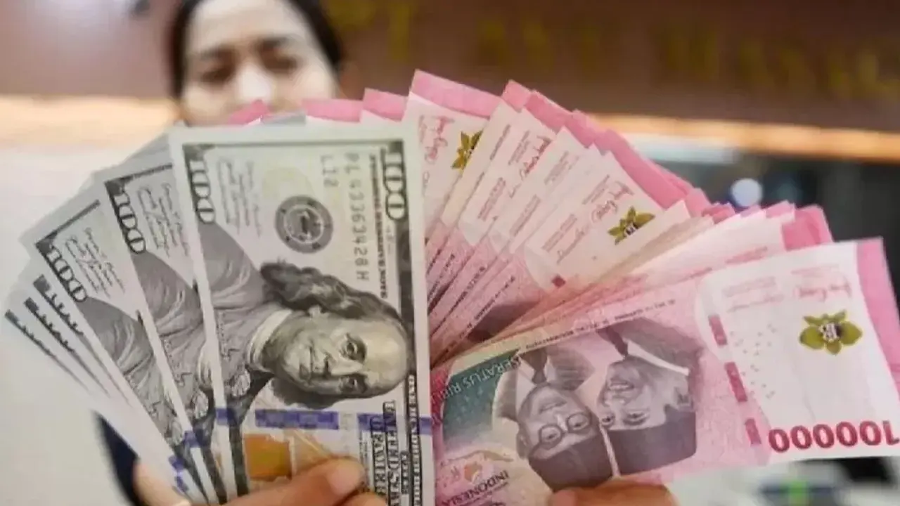 Rupiah Tembus Rp17.000, Harga Minyak Picu Tekanan | Ekonomi