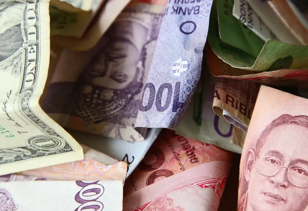 Rupiah Indonesia Melemah, Tekanan Global Belum Reda | Ekonomi