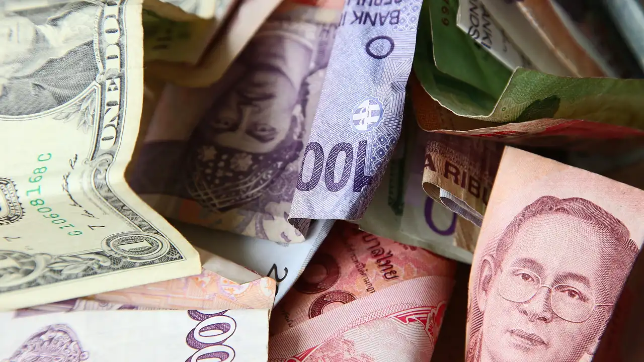 Rupiah Indonesia Melemah, Tekanan Global Belum Reda | Ekonomi